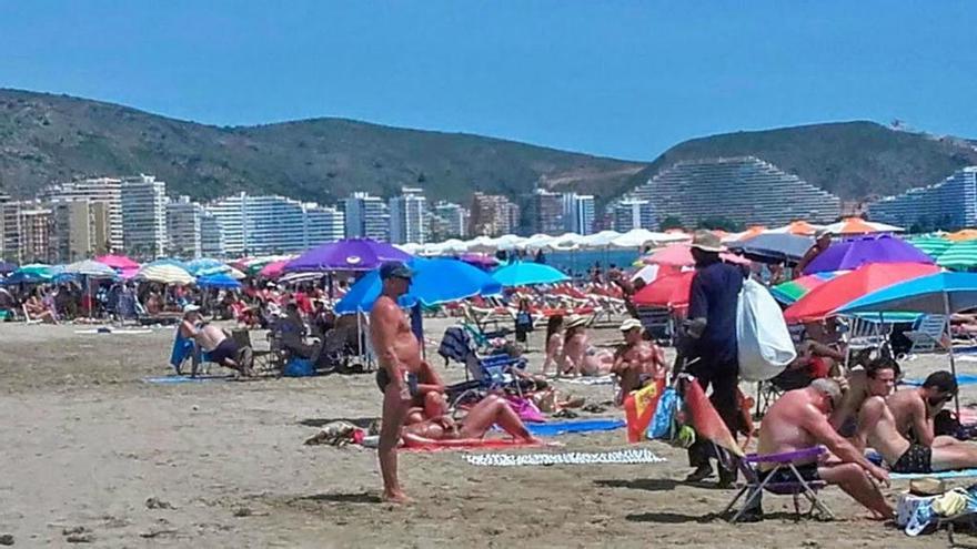 Bañistas en la playa de Cullera.