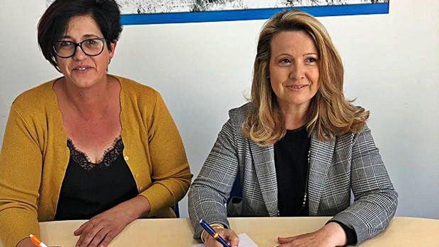 Raquel Carrascal y Carmen Lorenzo Coca firman el pacto.