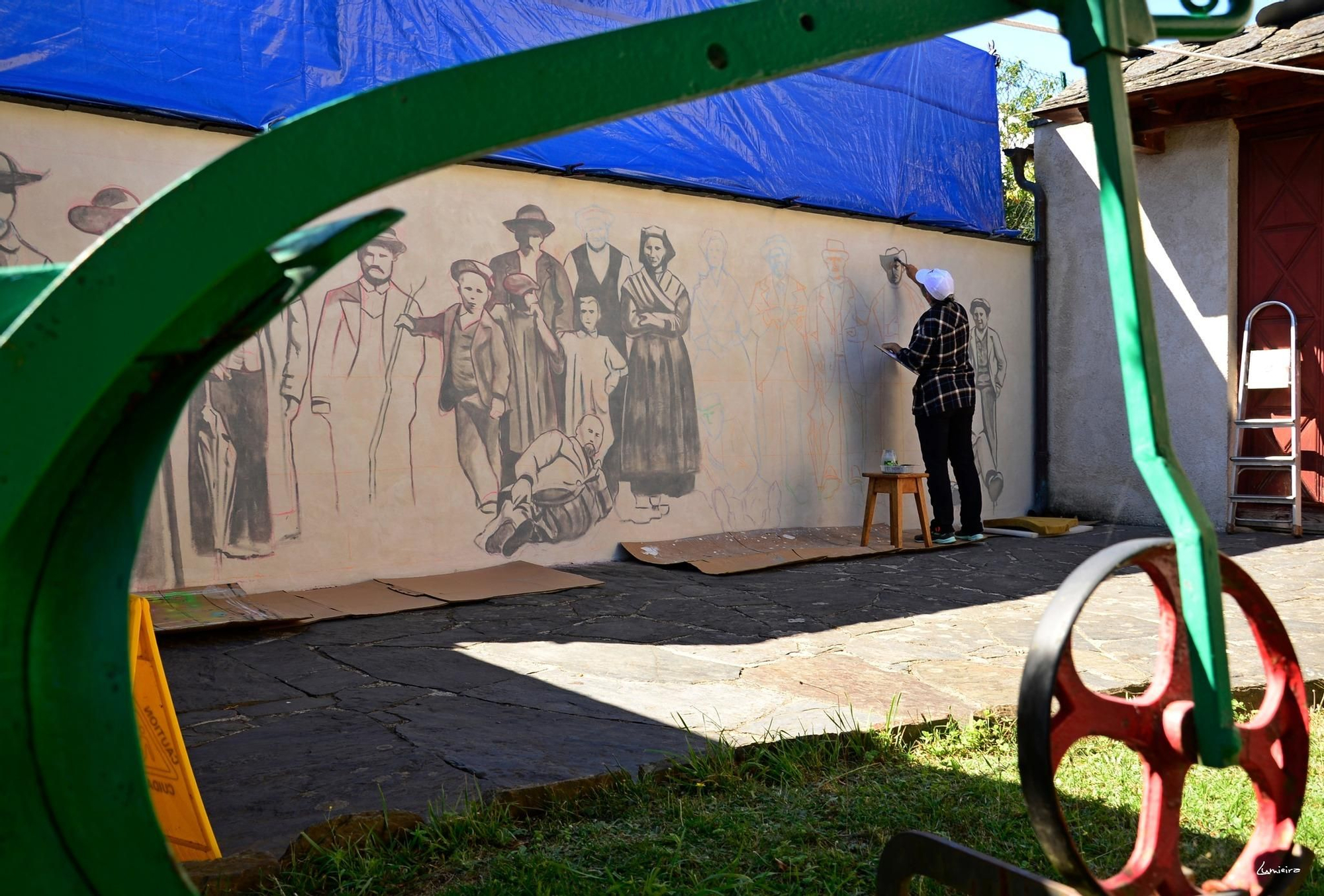 En imágenes: Así hizo María del Roxo el mural del Museo Etnográfico de Grandas de Salime