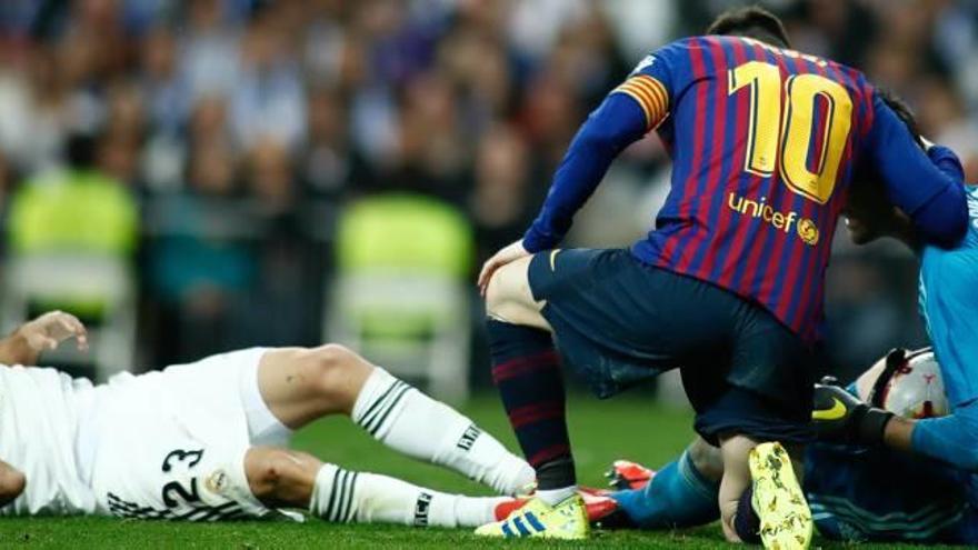 Messi consuela al portero Courtois en el Clásico del sábado en el Bernabéu con el lateral madridista Reguilón tendido sobre el césped.