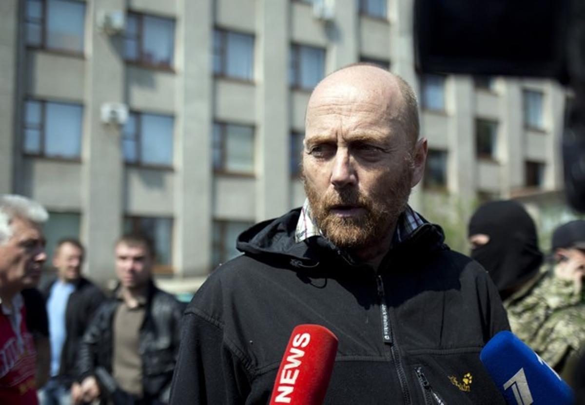 Axel Schneider, un dels observadors retinguts a Slaviansk, atén la premsa després de ser alliberat, aquest dissabte.