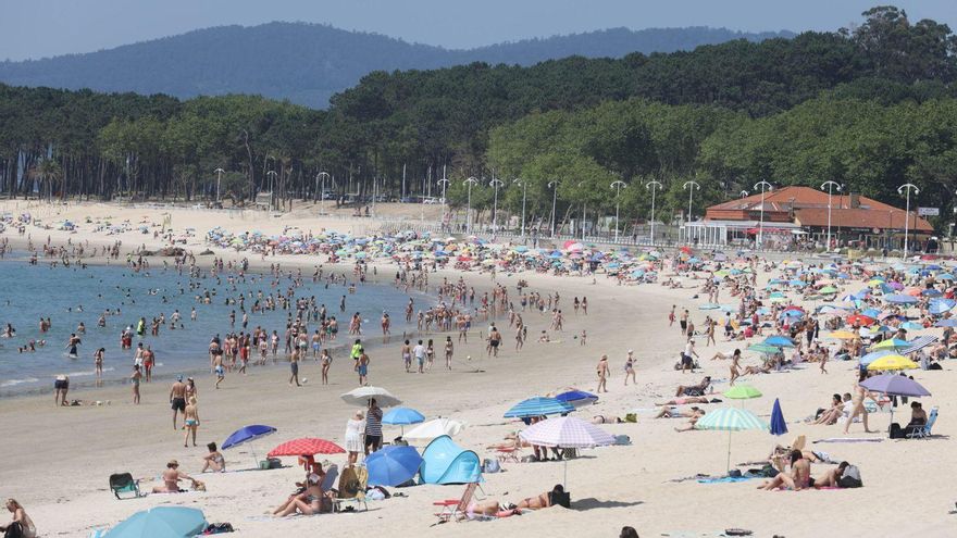 La playa de Samil, en Vigo,
ayer, con numerosos
bañistas combatiendo
el calor. | Alba Villar