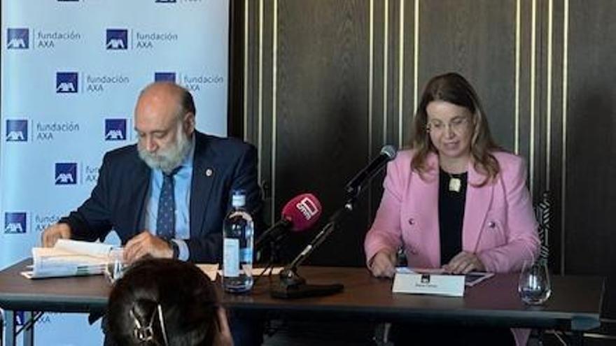 Francisco Santolaya y Elena Flores, durante la presentación del informe.