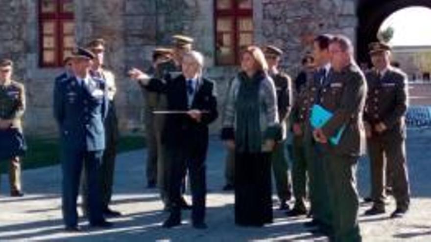 La ministra a l&#039;entrada del Castell.