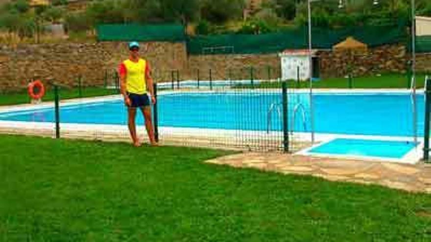 Un joven junto a la renovada piscina municipal de Fermoselle.
