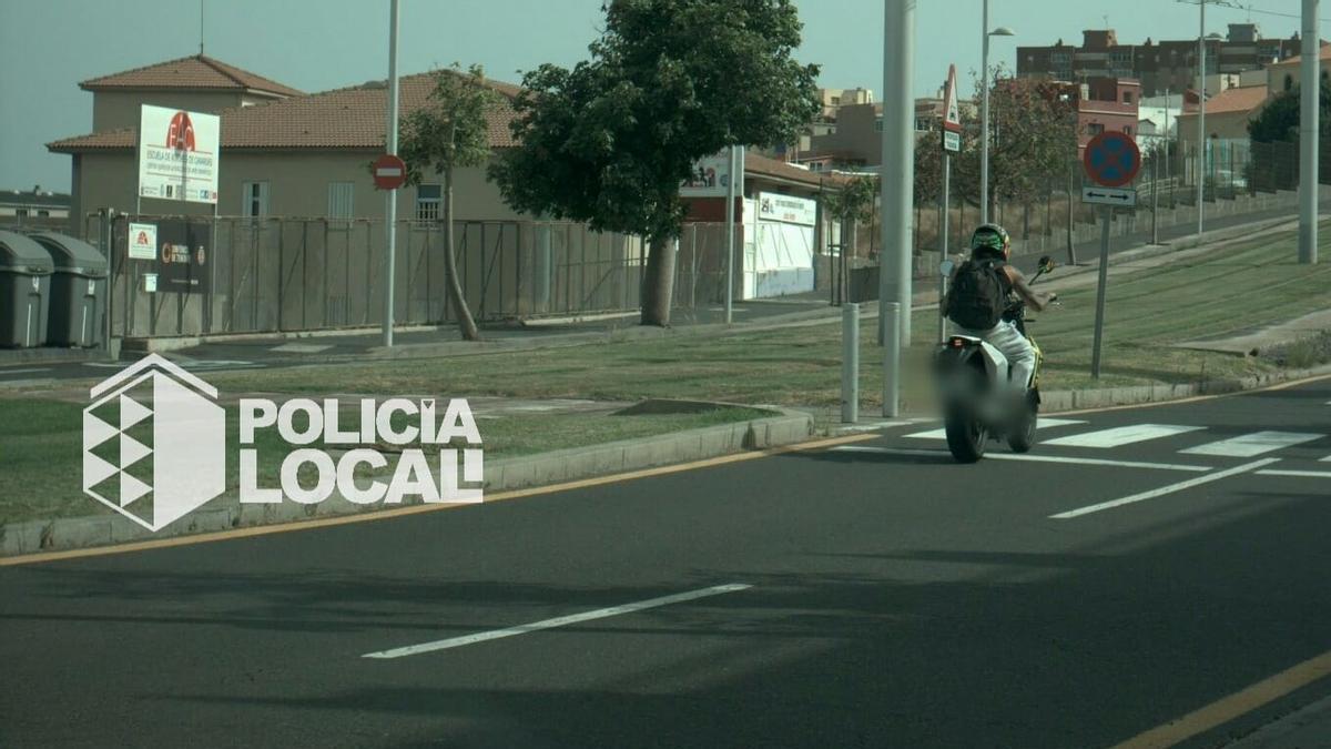 Motorista en calle Pedro Suárez 1