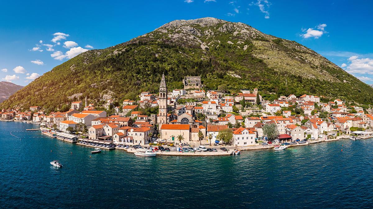 El histórico pueblo de Perast, uno de los rincones más pintorescos de la bahía de Kotor, en Montenegro.