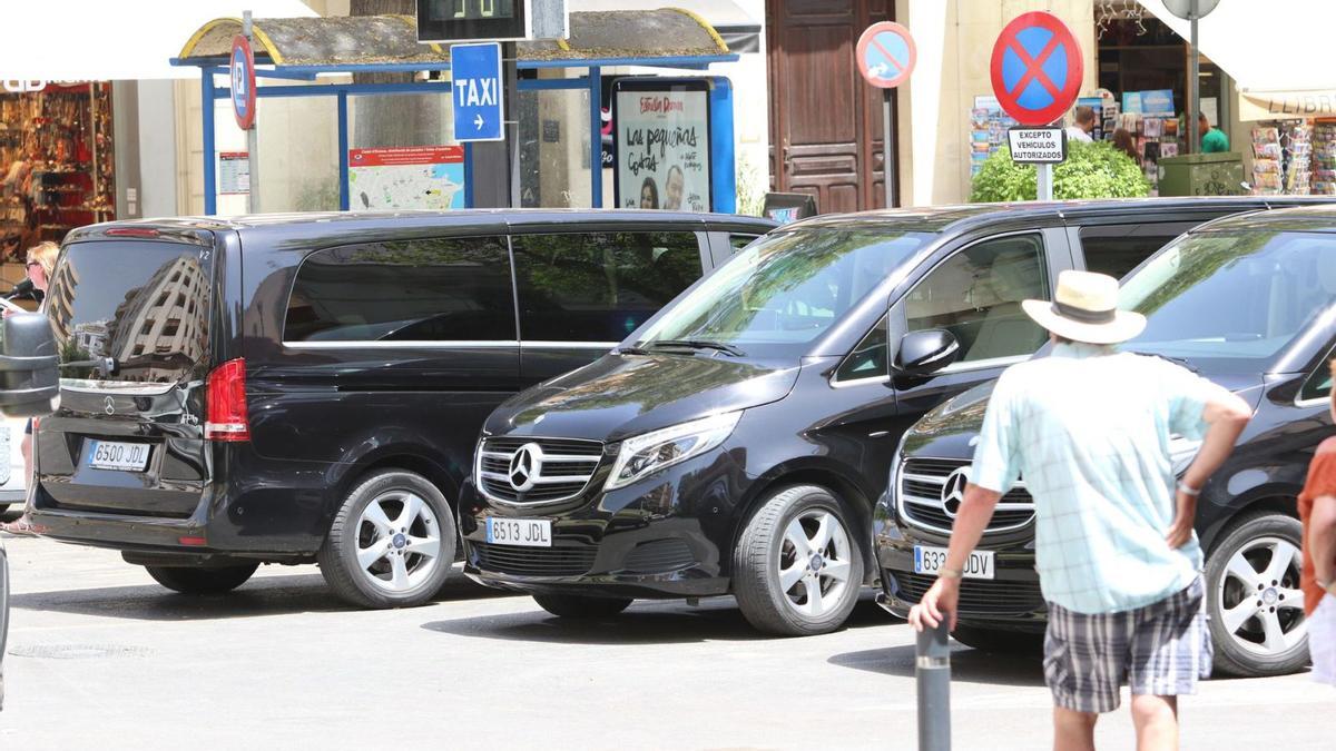 Varios vehículos que ofrecen servicio de transporte con conductor al sector del turismo de lujo en Eivissa. | VICENT MARÍ