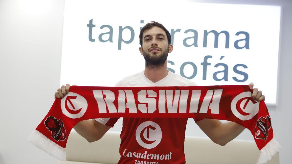 Sergi García posa con la bufanda y su nueva camiseta del Casademont Zaragoza.
