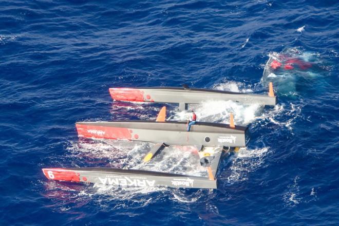 El capitán francés Lalou Roucayrol gesticula en el casco de su volcado Arkema durante la carrera en solitario Route du Rhum, frente a la isla de Guadalupe, en las Antillas francesas.