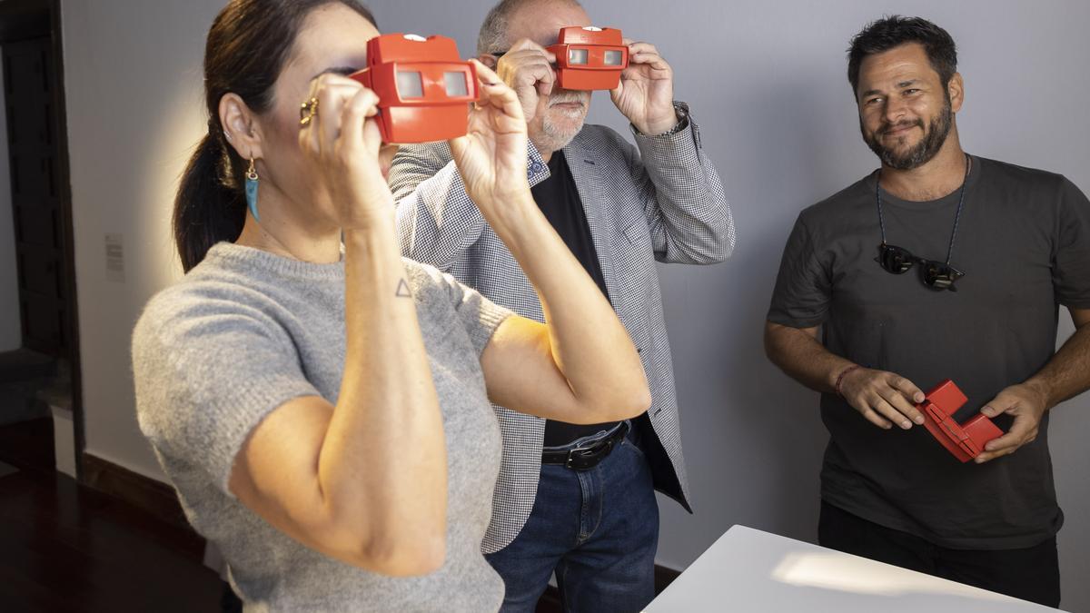 Yon Bengoechea (derecha), junto a Orlando Britto y Guacimara Medina, en el CAAM.