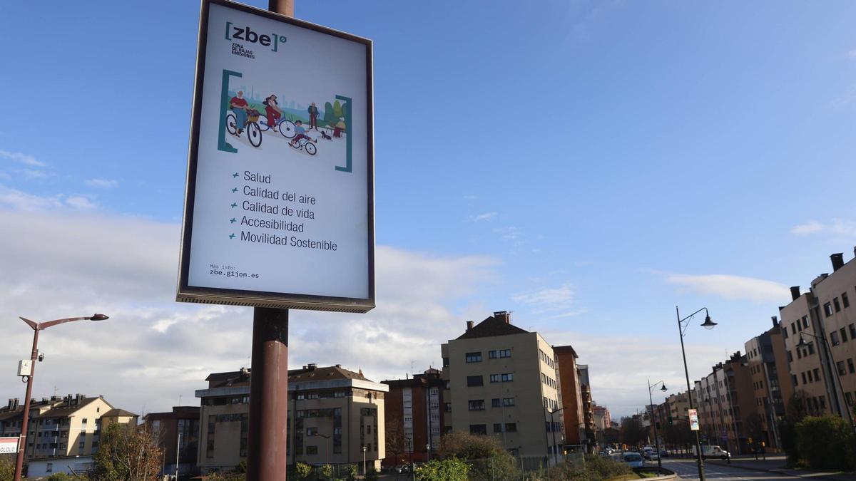 Una de las señales de la zona de bajas emisiones de La Calzada.