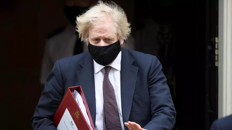 Johnson se vacunará con AstraZeneca: "Lo mejor que puedo decir de ella es que me la pondré"