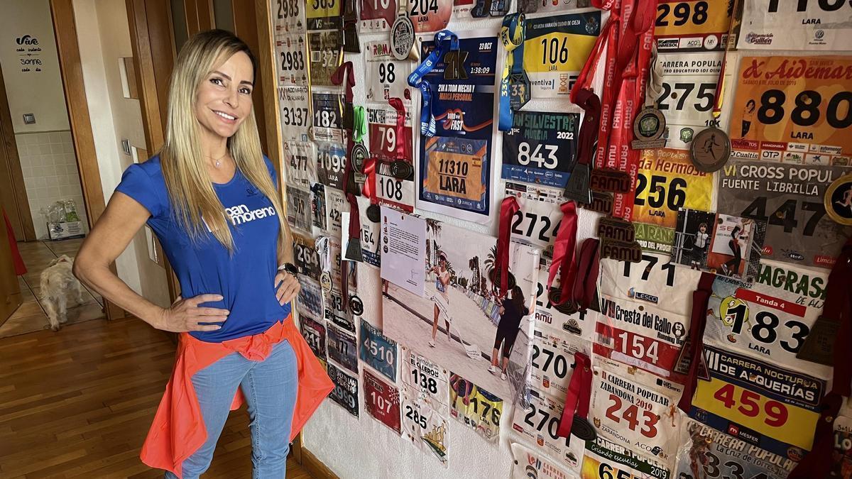 Lara Sanmartín, en su casa en una fotografía de 2023