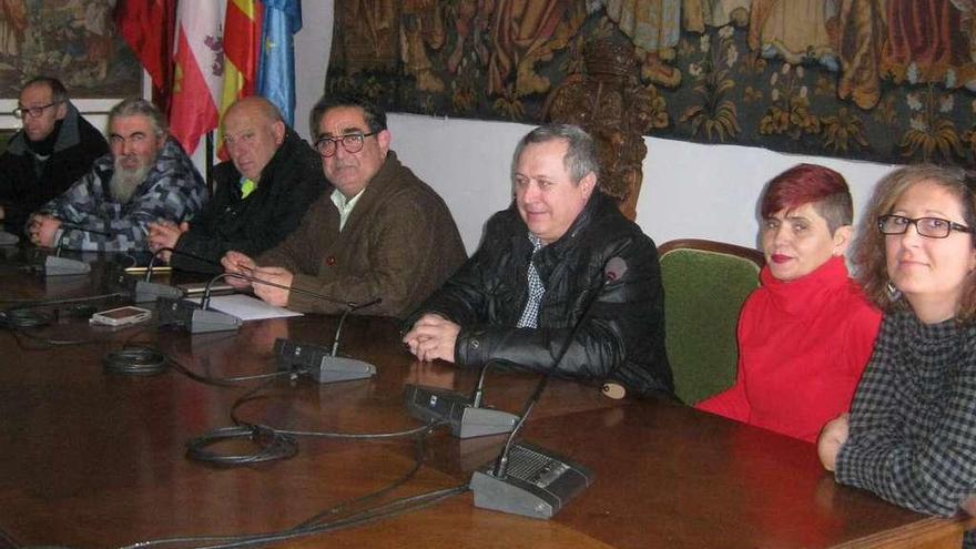 Autoridades y responsables de la nueva asociación, en la presentación celebrada en el Ayuntamiento.