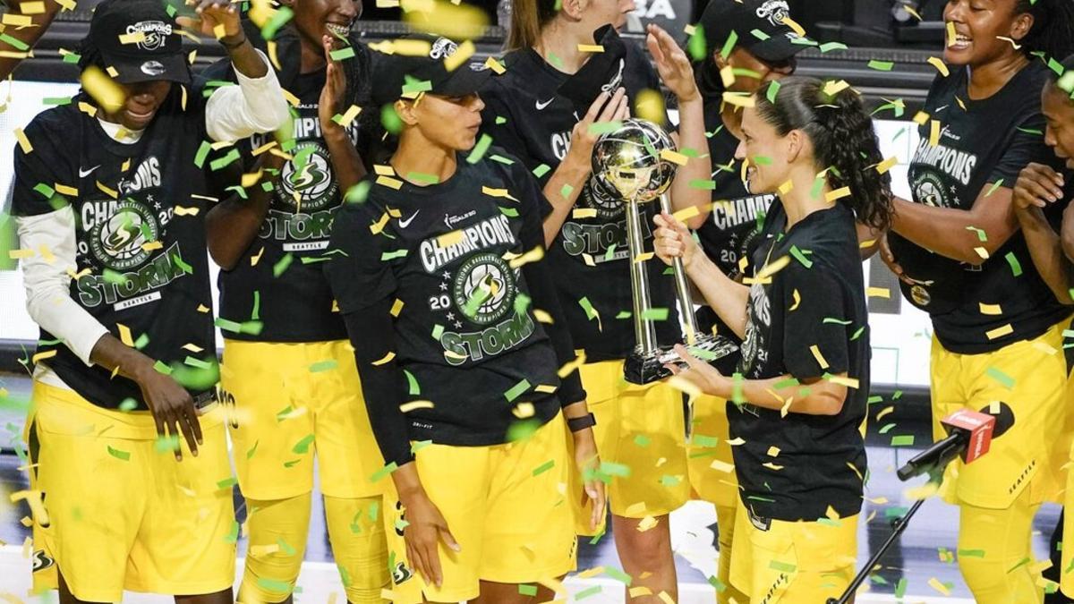 Las jugadoras de Seattle Storm celebran el título