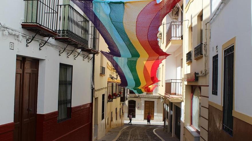Un toldo de croché conmemora el Día Internacional LGTBI en Aguilar de la Frontera