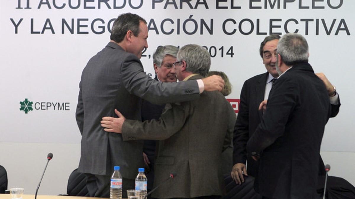 De izquierda a derecha, Jesús Terciado, presidente de Cepyme; Arturo Fernández, vicepresidente primero de CEOE; Ignacio Fernández Toxo, líder de CCOO (de espaldas); Juan Rosell, presidente de la CEOE  y Cándido Méndez, secretario general de la UGT