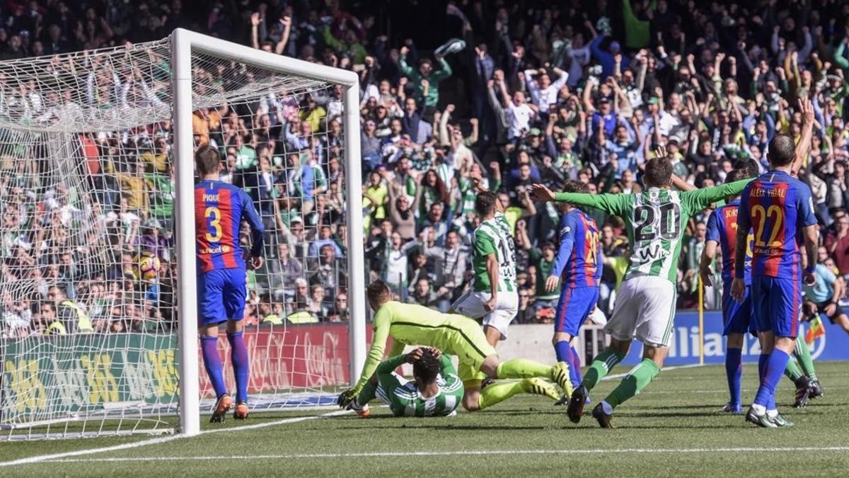 Los jugadores del Betis celebran el 1-0 de Alegria tras la salida de Ter Stegen.