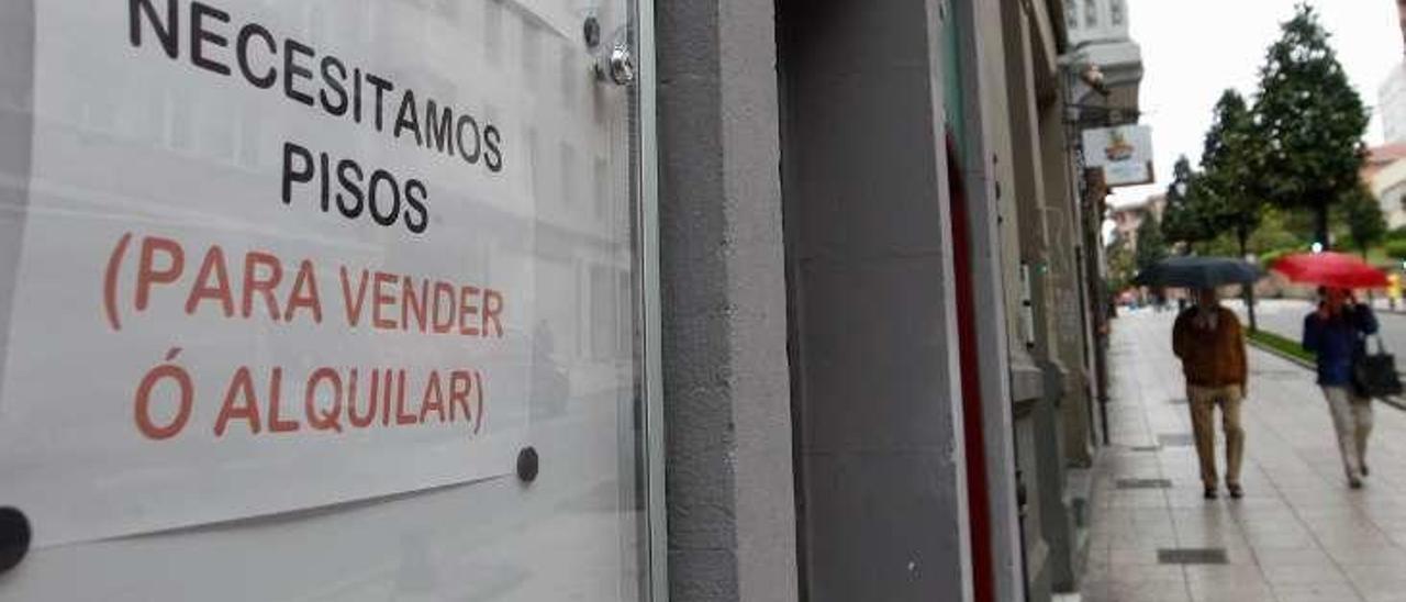 Un cartel en una inmobiliaria de Oviedo.