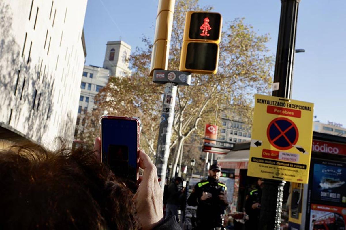 Los semáforos de Mortadelo y Filemón llegan al centro de Barcelona