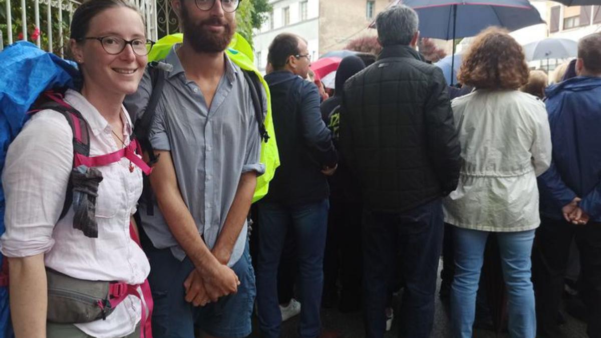 Los peregrinos franceses Alexina y Frédéric Joint, parados ayer debido a la comitiva. | S. Arias