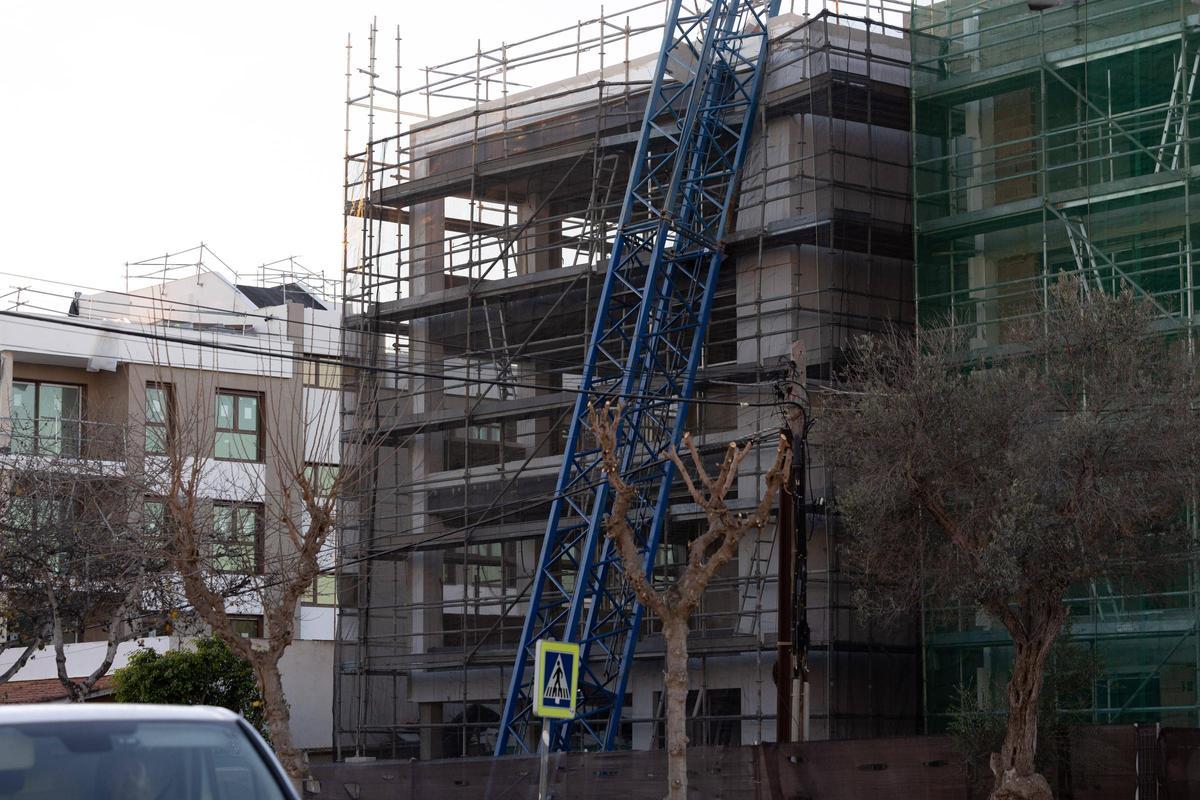Galería: el fuerte viento en Ibiza tumba una enorme grúa en Platja d'en Bossa