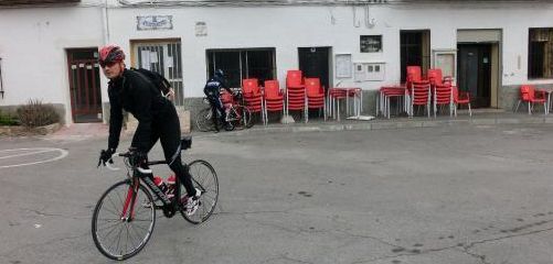 Un ciclista frente a El Hogar de Villamalur
