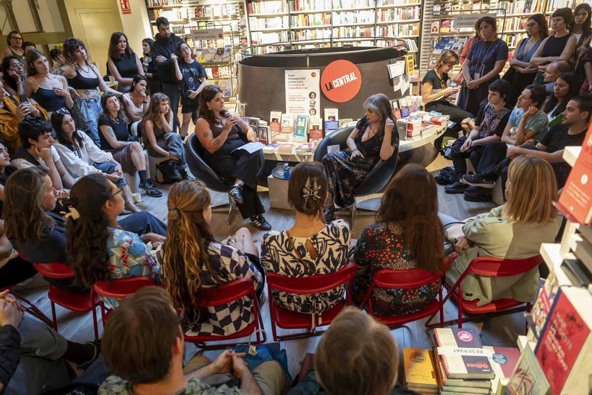 La escritora Mariana Enríquez conversa con la librera Júlia Freitas en el marco del ciclo «Los libros que me han influido» de la Acadèmia La Central. El encuentro tendrá lugar en la nueva librería La Central de Consell de Cent. AUTOR: MANU MITRU