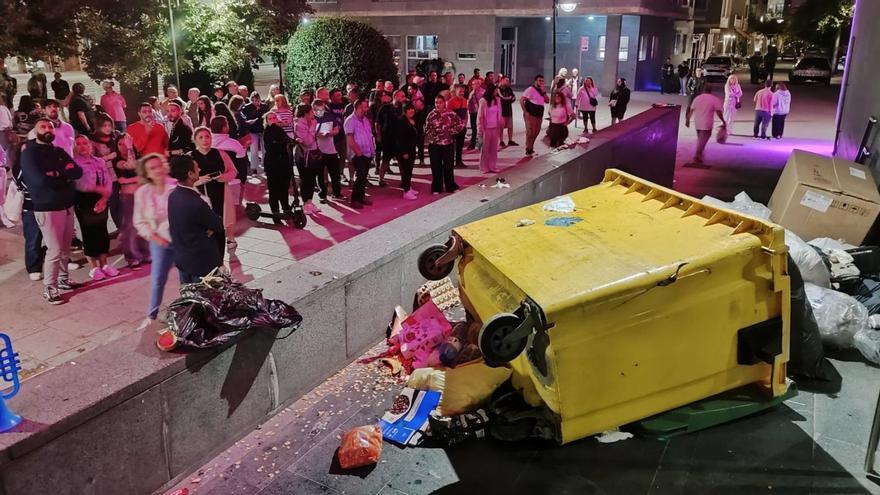 Protestas contra la subida del recibo de la basura tras la asamblea de la Mancomunidade. |  S.Álvarez