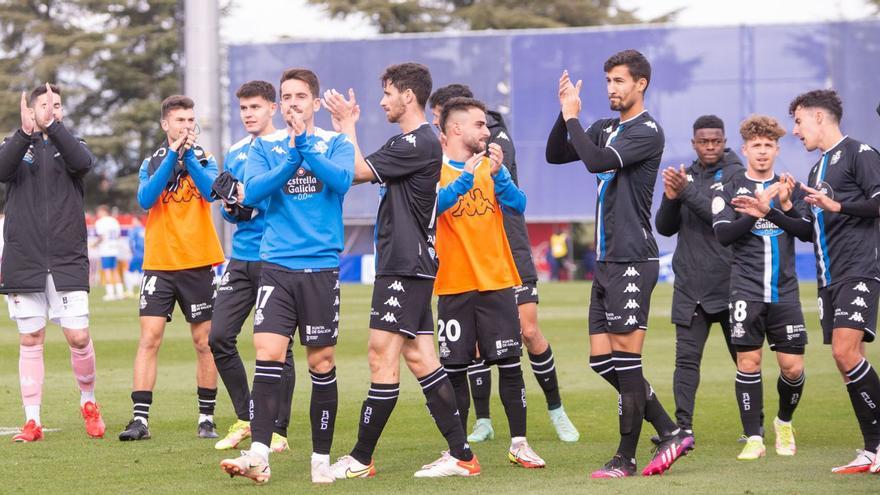 Los futbolistas del Deportivo agradecen el apoyo a los aficionados blanquiazules que asistieron en Majadahonda al triunfo ante el Rayo. | // LOF