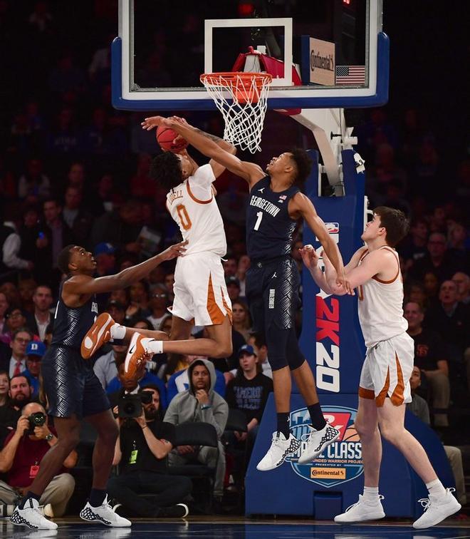 Jamorko Pickett # 1 de Georgetown Hoyas bloquea a Gerald Liddell # 0 de los Longhorns de Texas disparados durante la primera mitad de su juego en el Madison Square Garden.