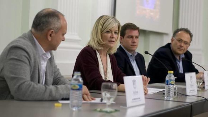 Boluda, Bravo, Cerdà y García Añon, ayer en el acto de presentación de la ley de Memòria Històrica en la Casa de Cultura de Xàtiva.