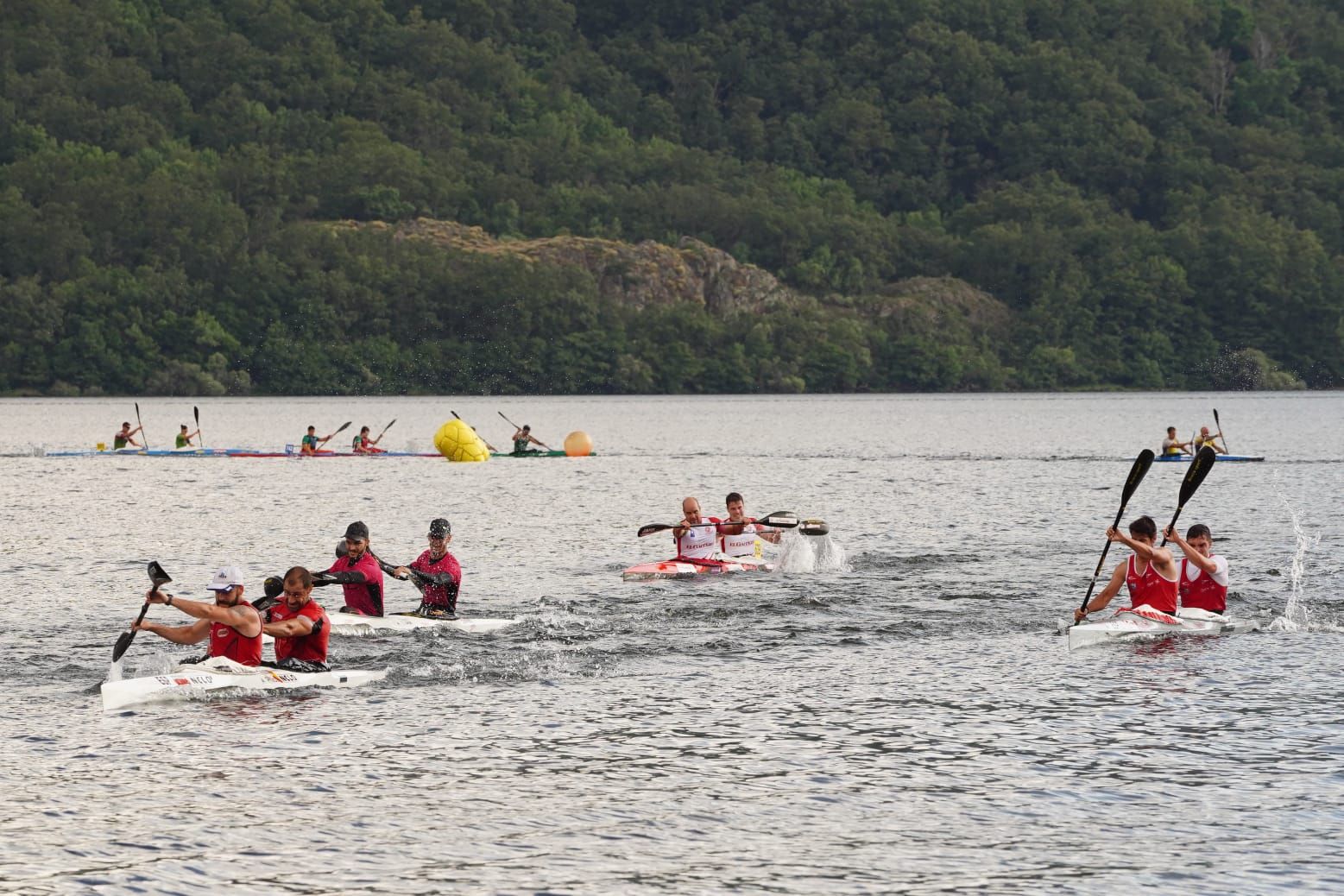 GALERÍA | La regata de piragüismo del Lago de Sanabria, en imágenes