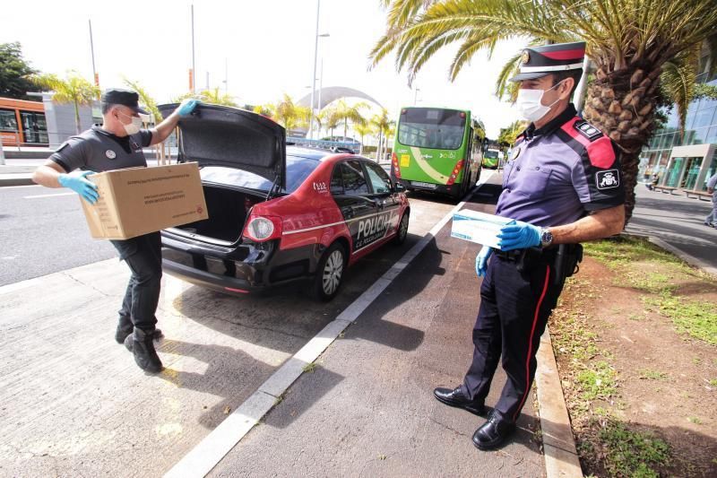 Reparto de mascarillas de la Policía Canaria en el exterior del intercambiador de guaguas.  | 13/04/2020 | Fotógrafo: María Pisaca Gámez