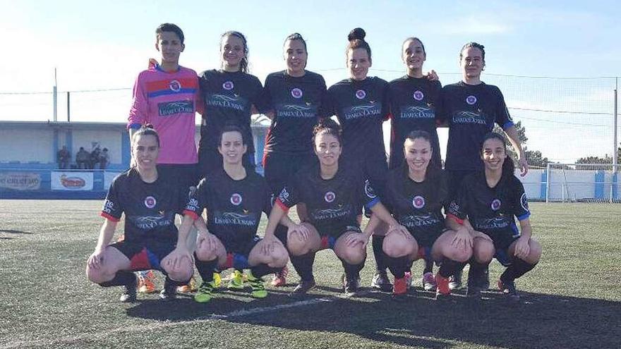 La formación de la UD Ourense, ayer en el campo de A Pirucha. // FdV