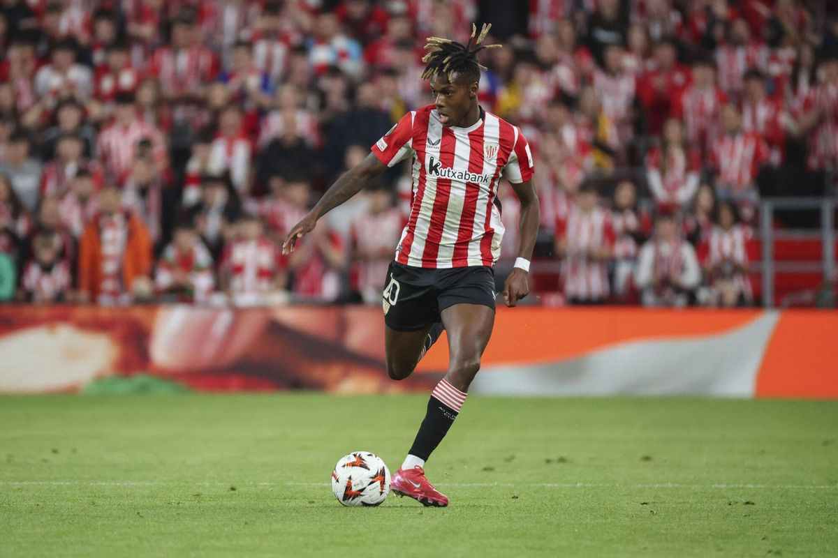 Nico Williams en una acción con el Athletic Club en San Mamés durante un partido de LaLiga 2024/25