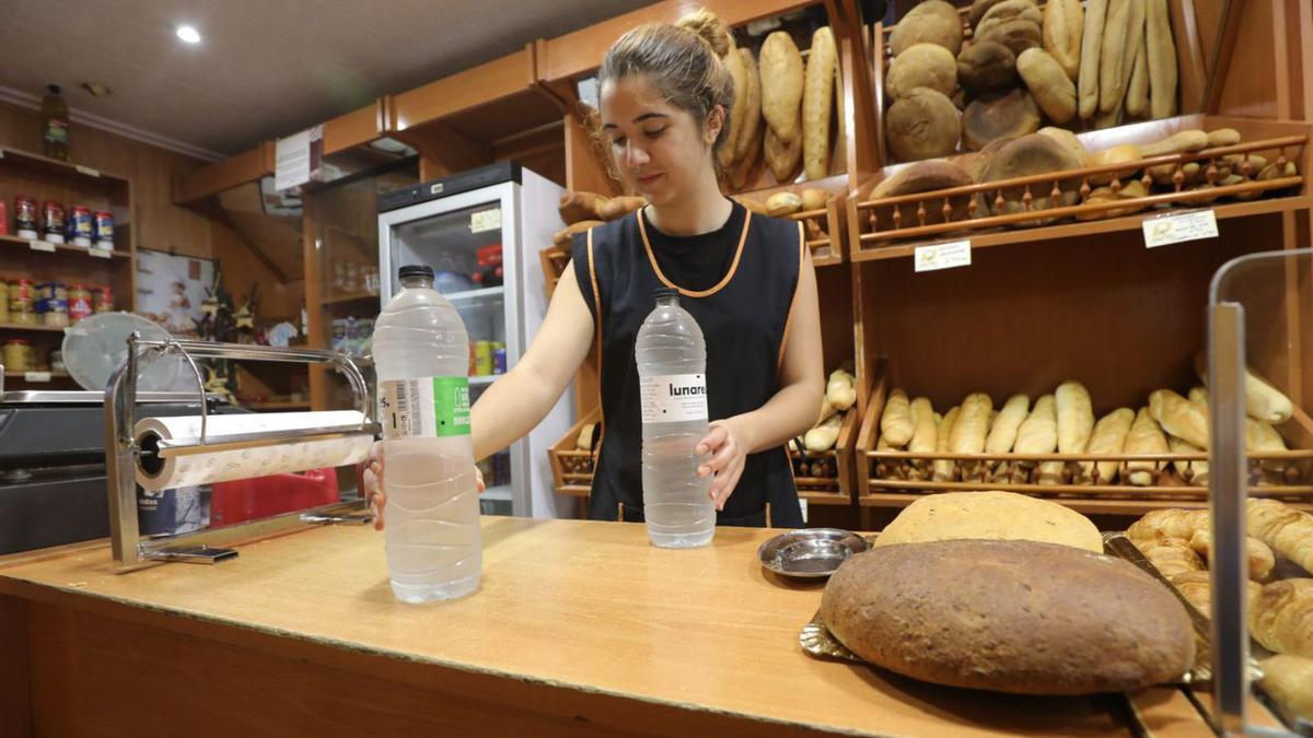 Agua también en la panadería 8 Paola ha notado una mayor demanda de botellas en la panadería Del Río.  | ÁNGEL DE CASTRO