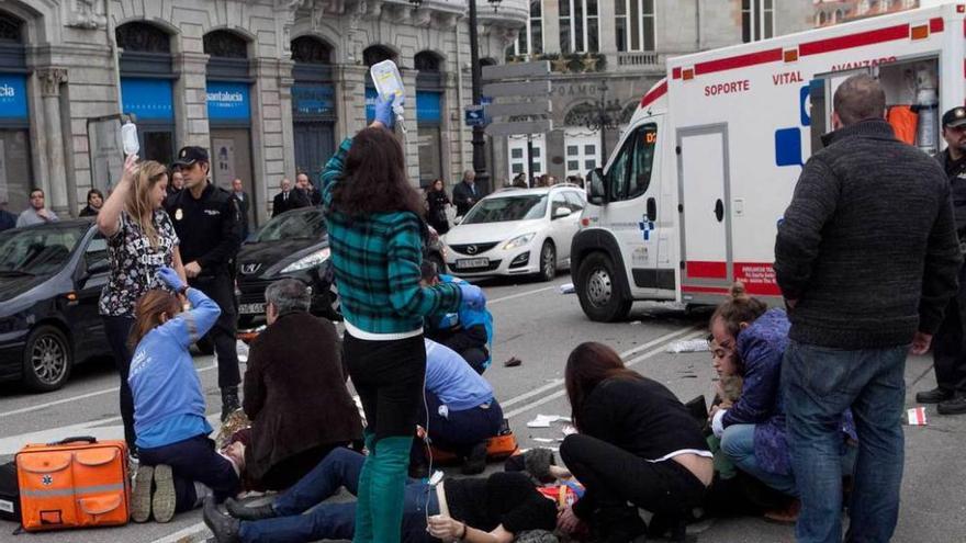 IMÁGENES DRAMÁTICAS. Los sanitarios que participaron en el operativo de emergencias tuvieron que atender a muchos de los heridos en el lugar del suceso, como se aprecia en la imagen.