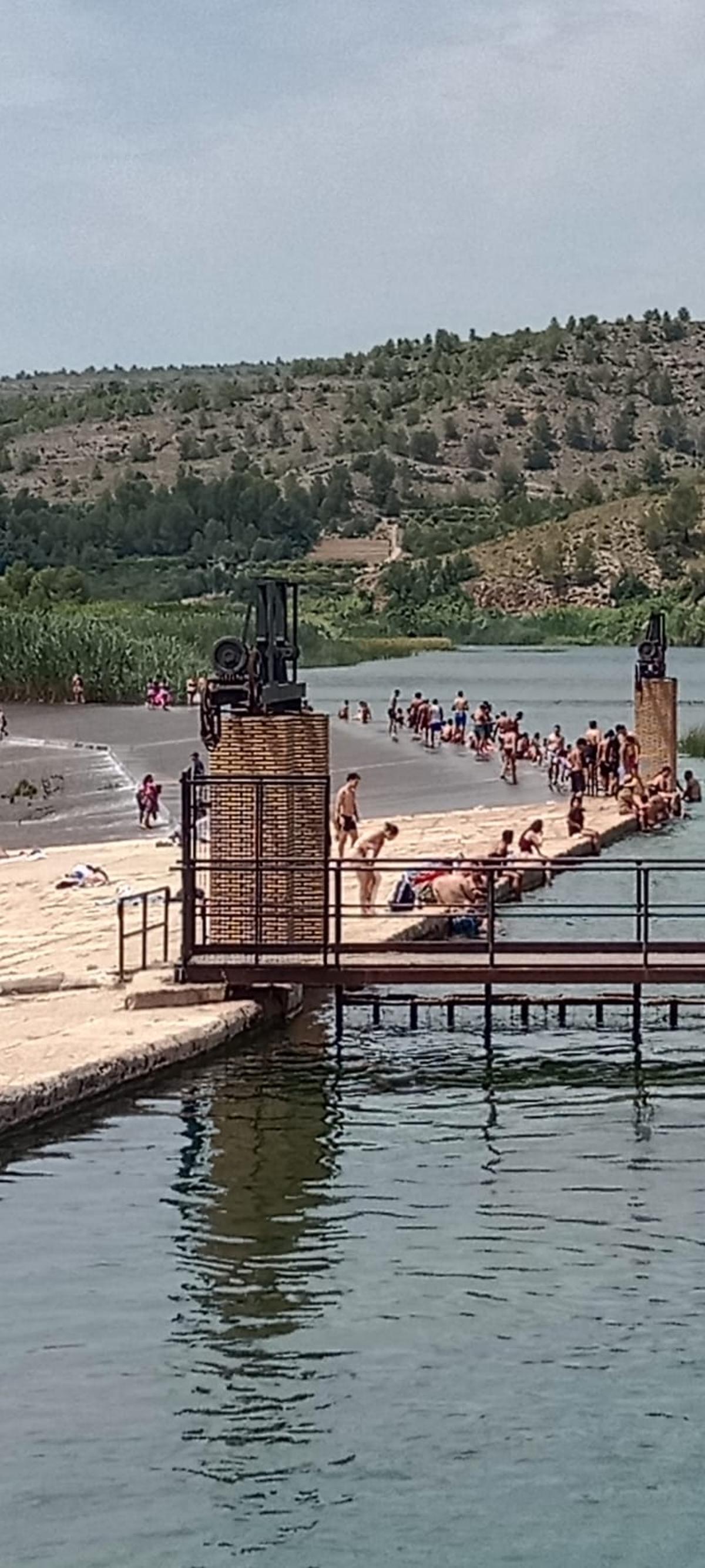 Zona de baño en la sillería de l'Assut, con bañistas, pero sin aglomeraciones, este domingo.