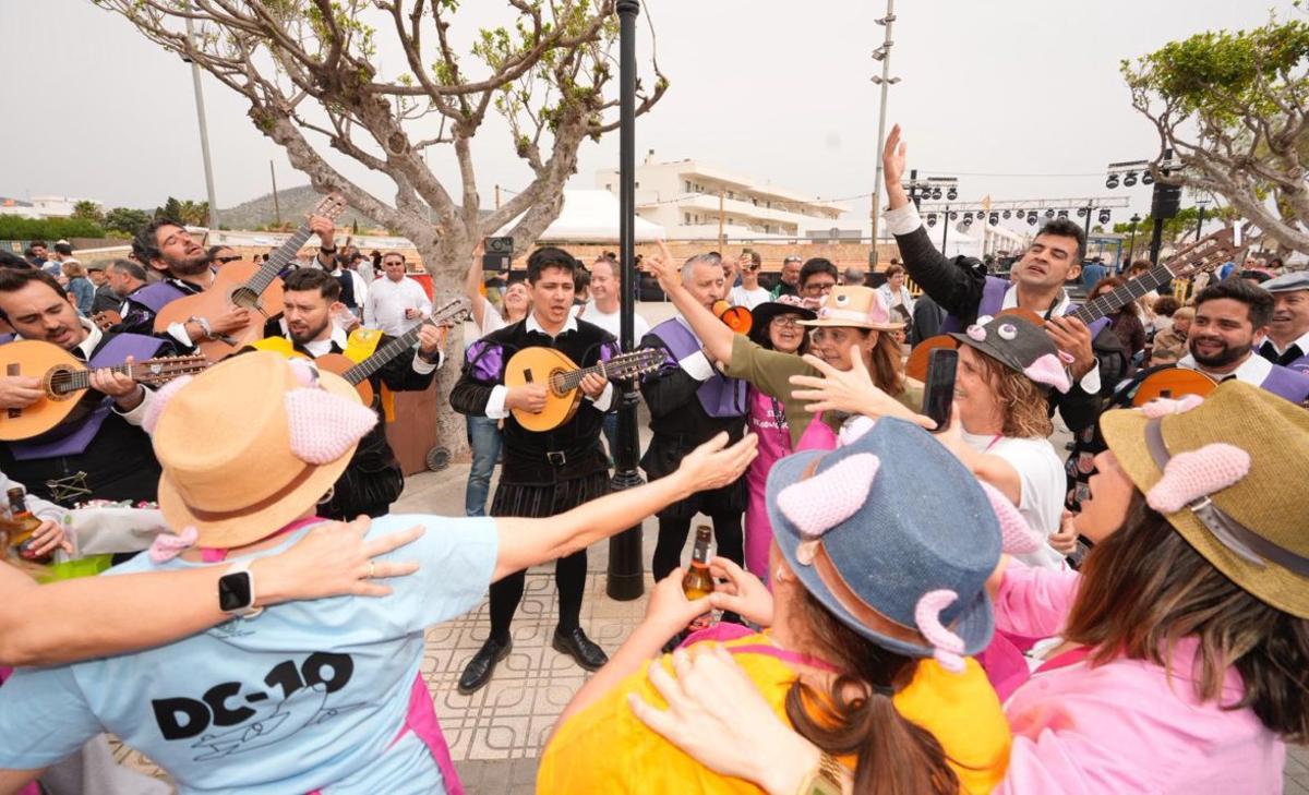 La música de la Tuna de Ingenieros puso humor y diversión a la jornada. | FOTOS: AYUNTAMIENTO DE SANT JOSEP