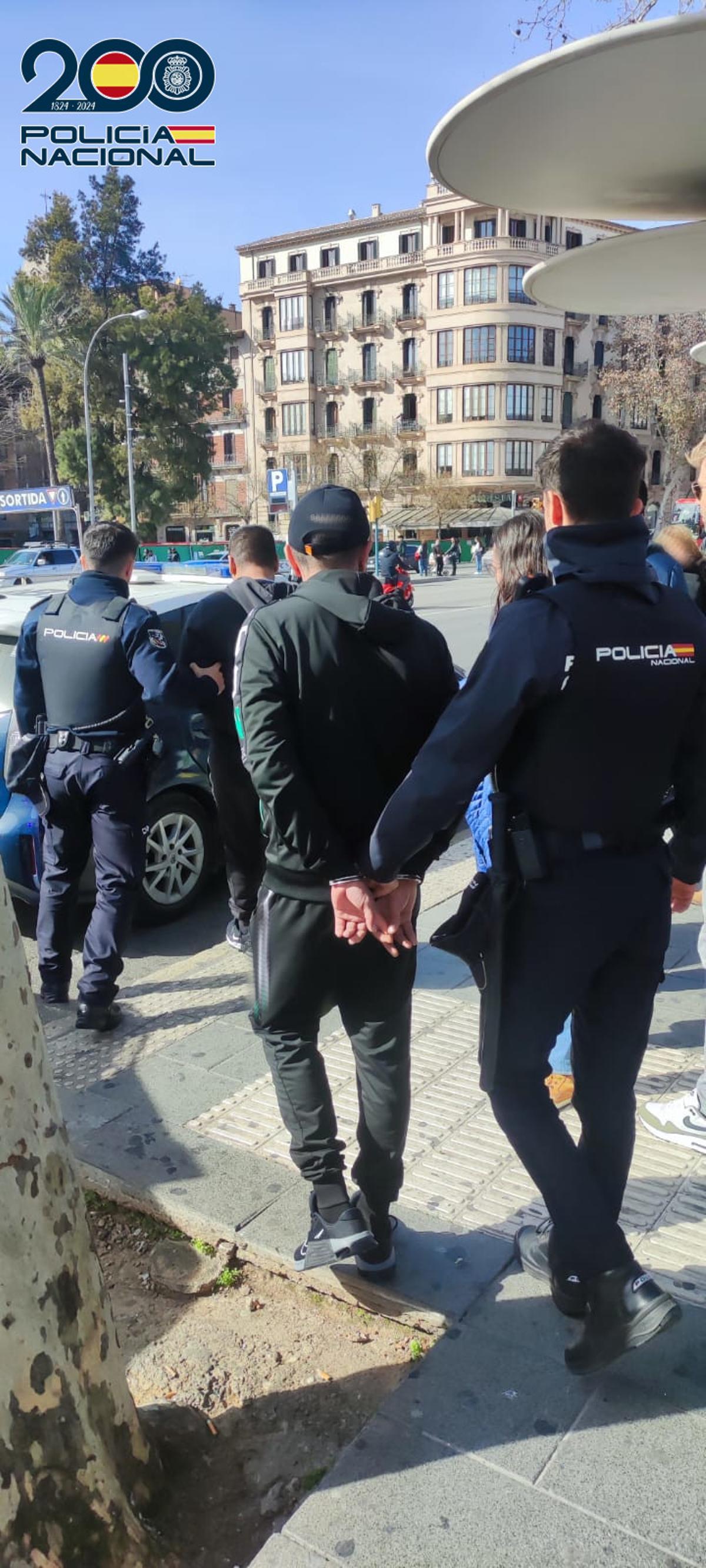 Momento de la detención de los presuntos carteristas en la Plaza de España.