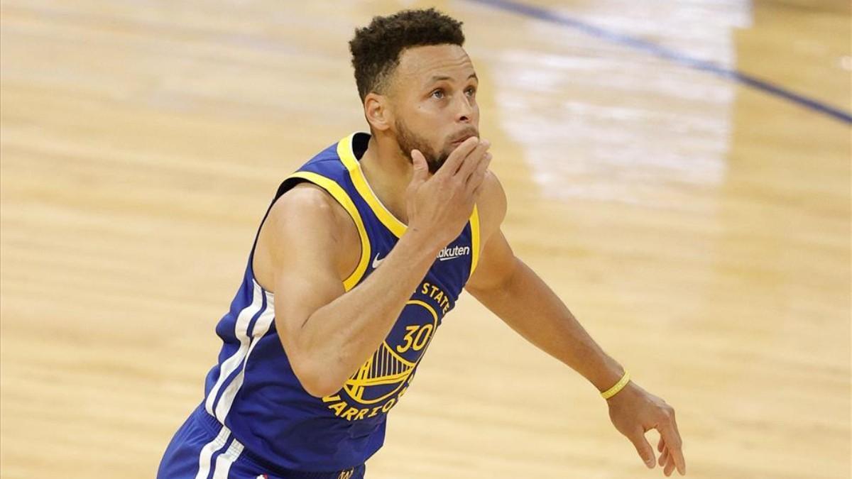 Curry celebra un triple anotado