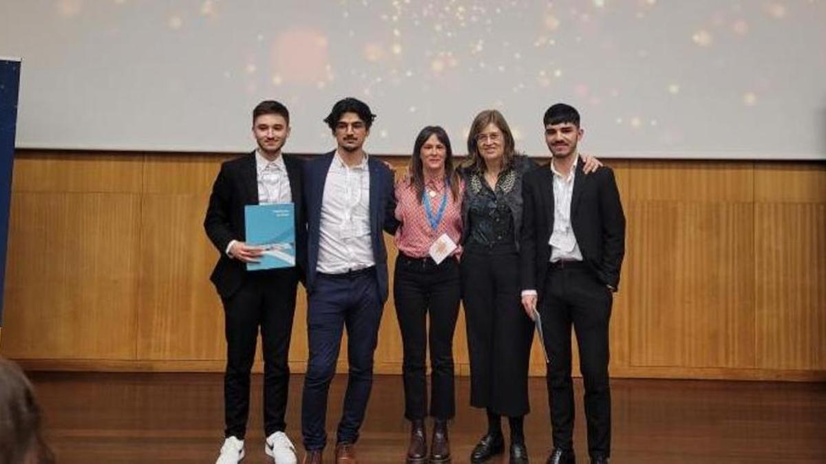 Alejandro Failde, Daniel Abella y Adrián López, con Eva López Barrio, directora de Woman Emprende, y Sabela López Figueiras, técnica de emprendimiento de la USC.