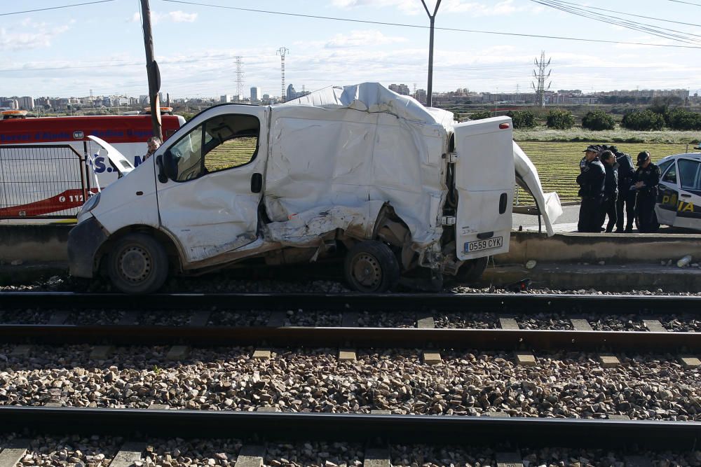 El metro arrolla una furgoneta en Paterna