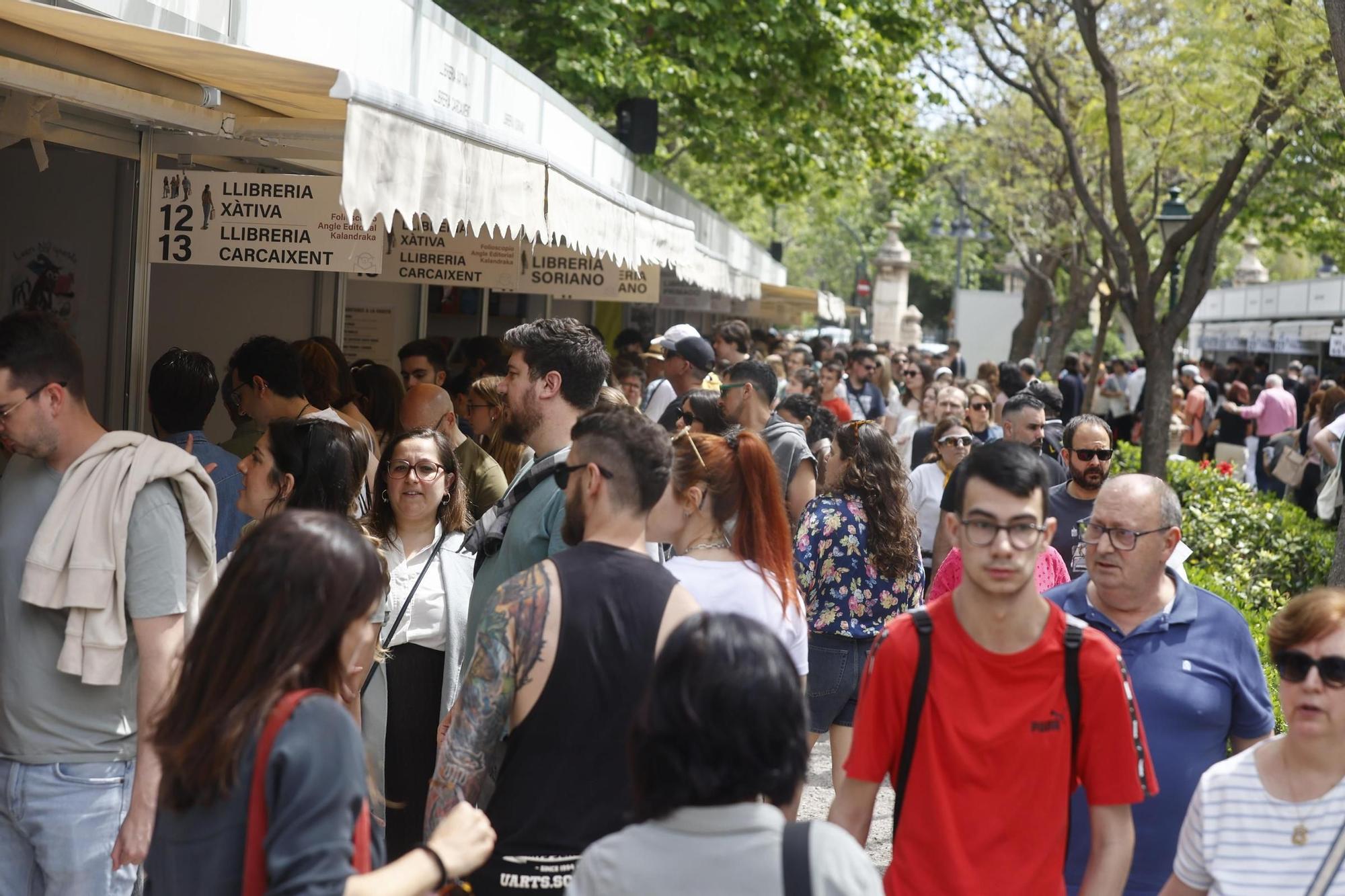 El primer fin de semana de la Fira del Llibre llena los Jardines del Real