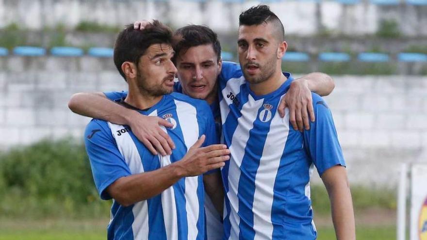 Cristian felicita a Jorge Rodríguez tras marcar al Lugones en la primera vuelta, con Jorge Sáez en el medio.