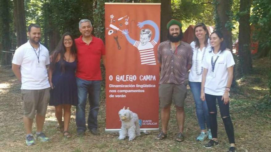 Valentín García (3º, esquerda), con monitores do campamento boirense de Espiñeira.