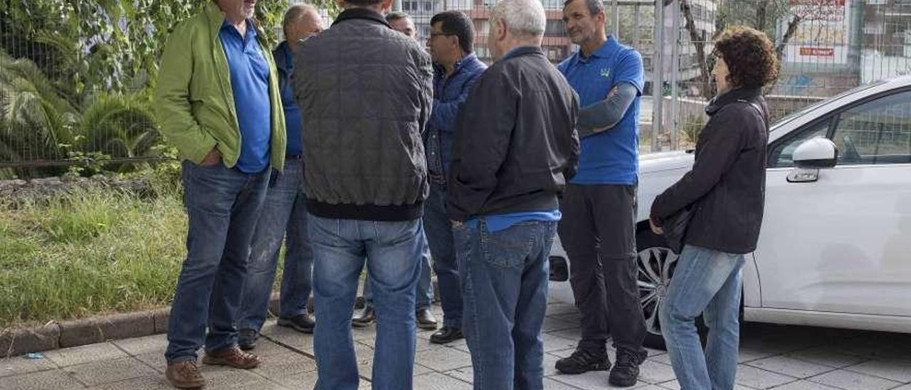 Miembros de comunidades de montes acudieron a la Audiencia en apoyo a los ahora absueltos.  // C.Graña