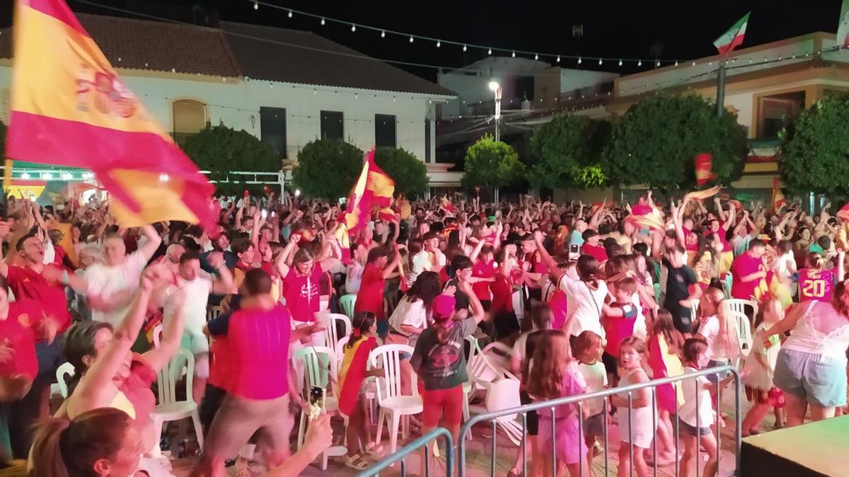 Así vive la provincia de Córdoba la final del Mundial: pantallas en las plazas y miles de aficionados Así vive la provincia de Córdoba la final del Mundial: pantallas en las plazas y miles de aficionados